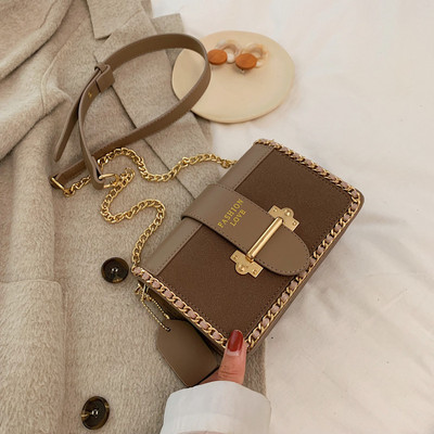 Καθημερινή γυναικεία τσάντα με αγκράφα και επιγραφή