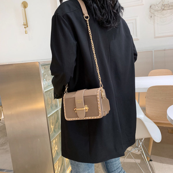 Καθημερινή γυναικεία τσάντα με αγκράφα και επιγραφή