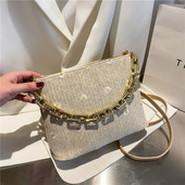 Γυναικεία τσάντα με κεντημένα λουλούδια και μεταλλικό στοιχείο