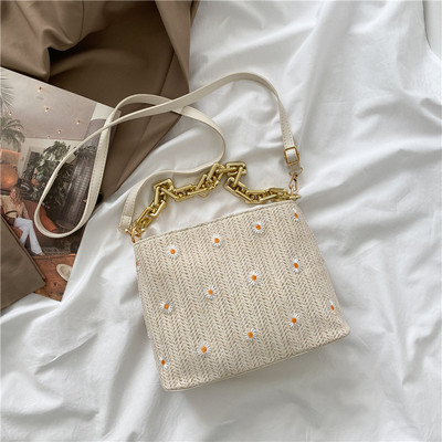 Γυναικεία τσάντα με κεντημένα λουλούδια και μεταλλικό στοιχείο