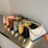 Γυναικεία καπιτονέ τσάντα με μακριά λαβή και μεταλλικό στοιχείο