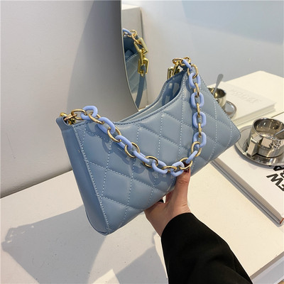 Γυναικεία καπιτονέ τσάντα με μακριά λαβή και μεταλλικό στοιχείο