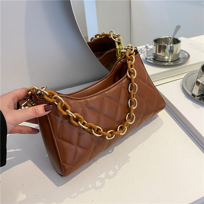 Γυναικεία καπιτονέ τσάντα με μακριά λαβή και μεταλλικό στοιχείο