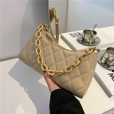 Γυναικεία καπιτονέ τσάντα με μακριά λαβή και μεταλλικό στοιχείο