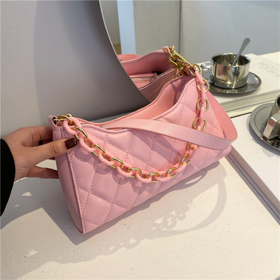 Γυναικεία καπιτονέ τσάντα με μακριά λαβή και μεταλλικό στοιχείο