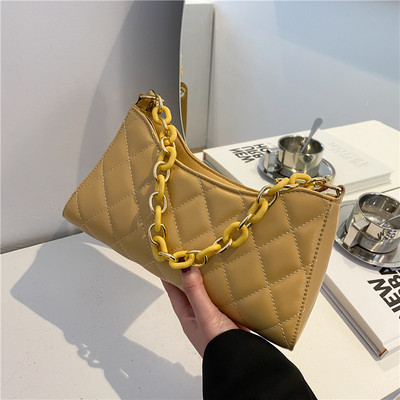 Γυναικεία καπιτονέ τσάντα με μακριά λαβή και μεταλλικό στοιχείο