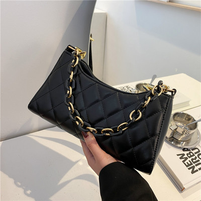 Γυναικεία καπιτονέ τσάντα με μακριά λαβή και μεταλλικό στοιχείο