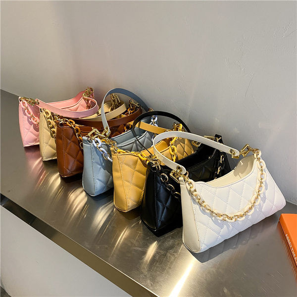 Γυναικεία καπιτονέ τσάντα με μακριά λαβή και μεταλλικό στοιχείο