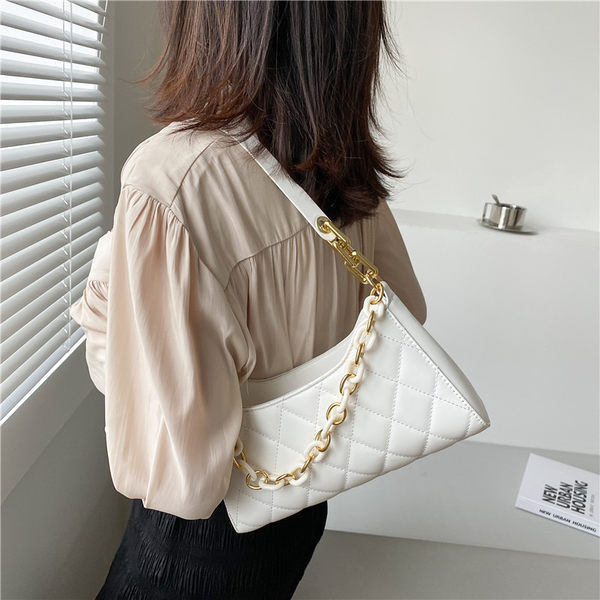 Γυναικεία καπιτονέ τσάντα με μακριά λαβή και μεταλλικό στοιχείο