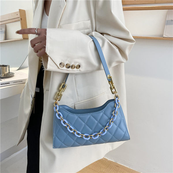 Γυναικεία καπιτονέ τσάντα με μακριά λαβή και μεταλλικό στοιχείο