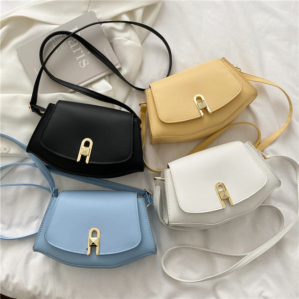 Γυναικεία τσάντα με μεταλλική αγκράφα από οικολογικό δέρμα