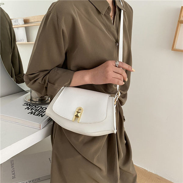 Γυναικεία τσάντα με μεταλλική αγκράφα από οικολογικό δέρμα