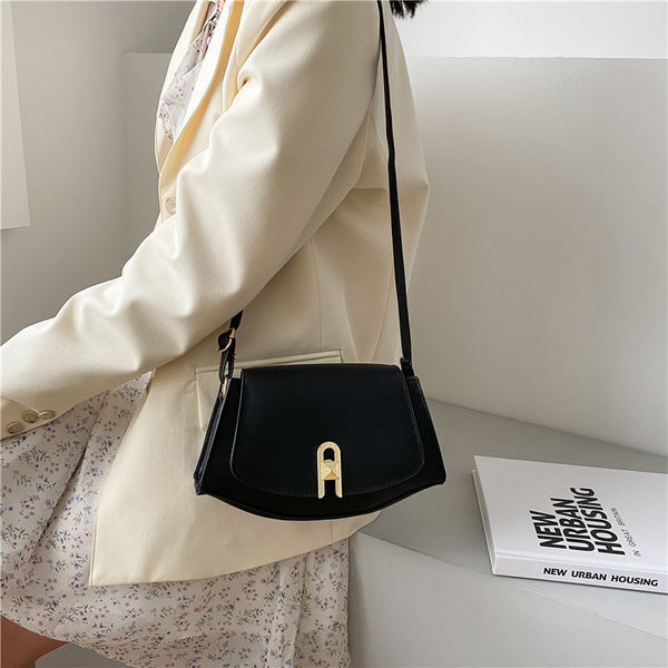 Γυναικεία τσάντα με μεταλλική αγκράφα από οικολογικό δέρμα