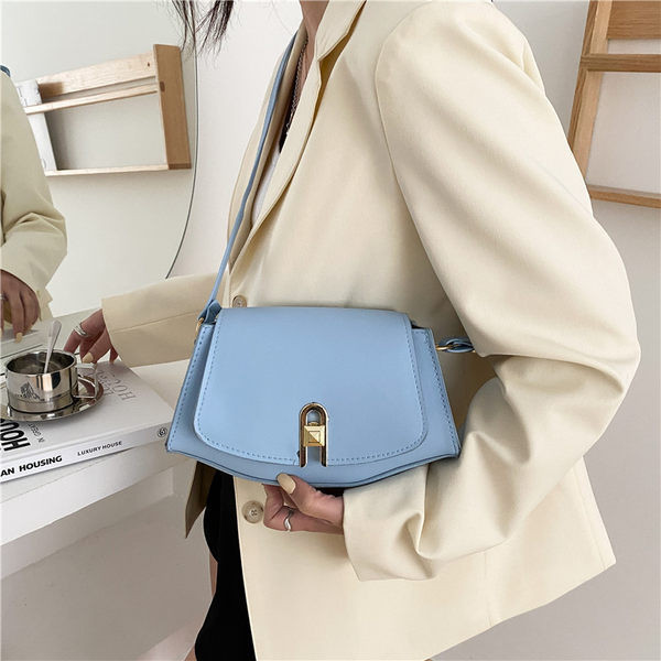 Γυναικεία τσάντα με μεταλλική αγκράφα από οικολογικό δέρμα