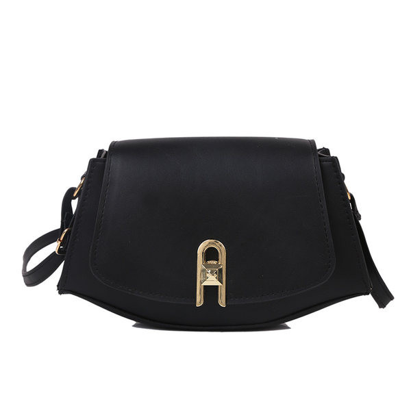 Γυναικεία τσάντα με μεταλλική αγκράφα από οικολογικό δέρμα