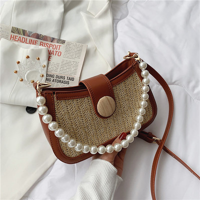 Γυναικεία τσάντα με δερμάτινη λαβή και πέρλες