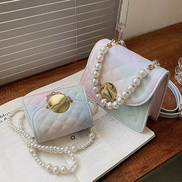 Sieviešu ādas soma zaigojošās krāsās - divi izmēri