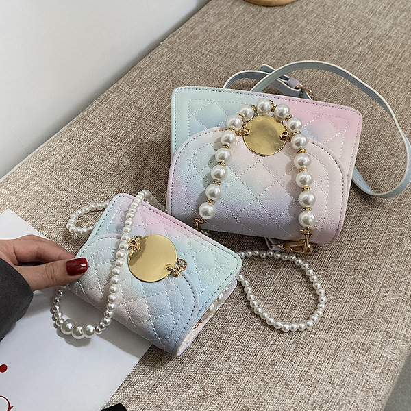 Sieviešu ādas soma zaigojošās krāsās - divi izmēri