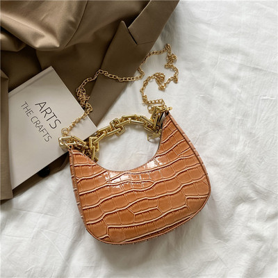 Έκο δερμάτινη τσάντα με μεταλλική λαβή