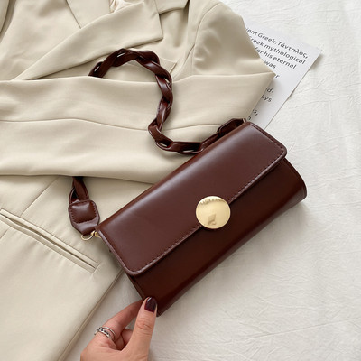 Σύγχρονη γυναικεία τσάντα με πλεκτή δερμάτινη λαβή και μεταλλική στερέωση