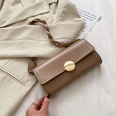 Σύγχρονη γυναικεία τσάντα με πλεκτή δερμάτινη λαβή και μεταλλική στερέωση