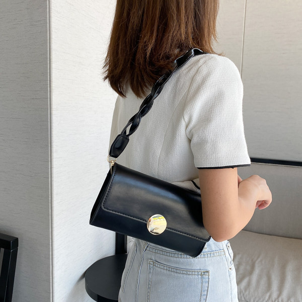 Σύγχρονη γυναικεία τσάντα με πλεκτή δερμάτινη λαβή και μεταλλική στερέωση