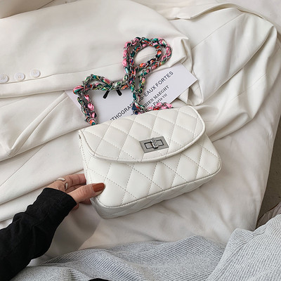 Καπιτονέ τσάντα με μεταλλική στερέωση