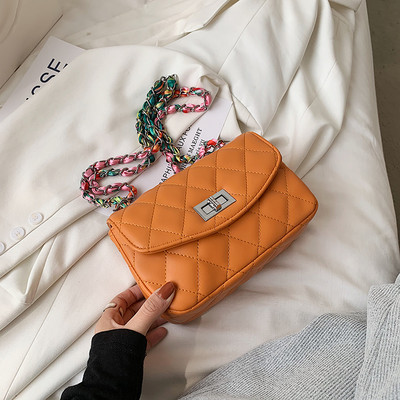 Καπιτονέ τσάντα με μεταλλική στερέωση