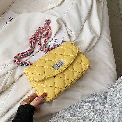 Καπιτονέ τσάντα με μεταλλική στερέωση