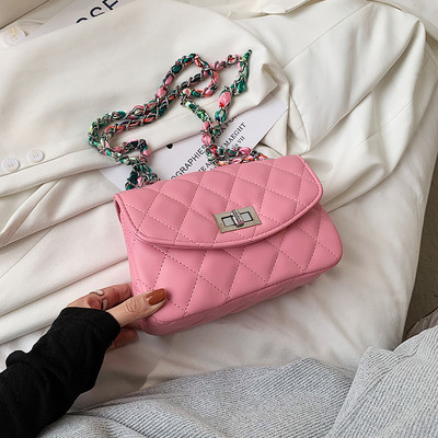 Καπιτονέ τσάντα με μεταλλική στερέωση