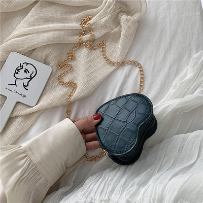 Γυναικεία τσάντα με μεγάλη μεταλλική αλυσίδα - δύο μοντέλα