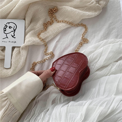 Γυναικεία τσάντα με μεγάλη μεταλλική αλυσίδα - δύο μοντέλα