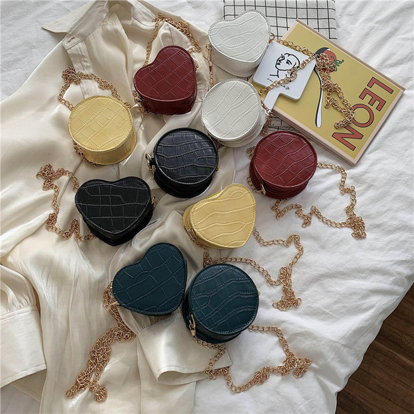 Γυναικεία τσάντα με μεγάλη μεταλλική αλυσίδα - δύο μοντέλα