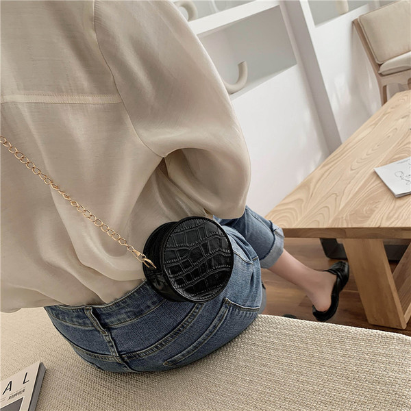 Γυναικεία τσάντα με μεγάλη μεταλλική αλυσίδα - δύο μοντέλα