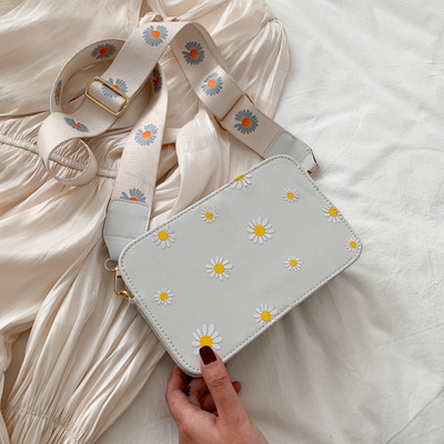 Νέο μοντέλο γυναικεία τσάντα με διακόσμηση λουλουδιών