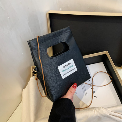 Σύγχρονη γυναικεία τσάντα με έμβλημα