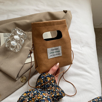 Σύγχρονη γυναικεία τσάντα με έμβλημα