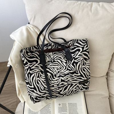 Καθημερινή γυναικεία τσάντα ώμου σε μαύρο και άσπρο χρώμα