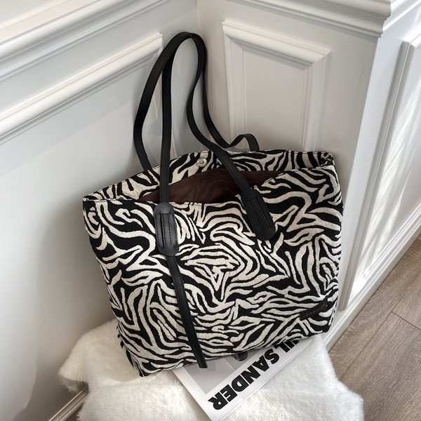 Καθημερινή γυναικεία τσάντα ώμου σε μαύρο και άσπρο χρώμα