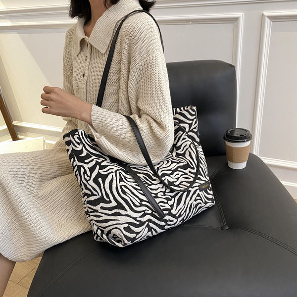 Καθημερινή γυναικεία τσάντα ώμου σε μαύρο και άσπρο χρώμα