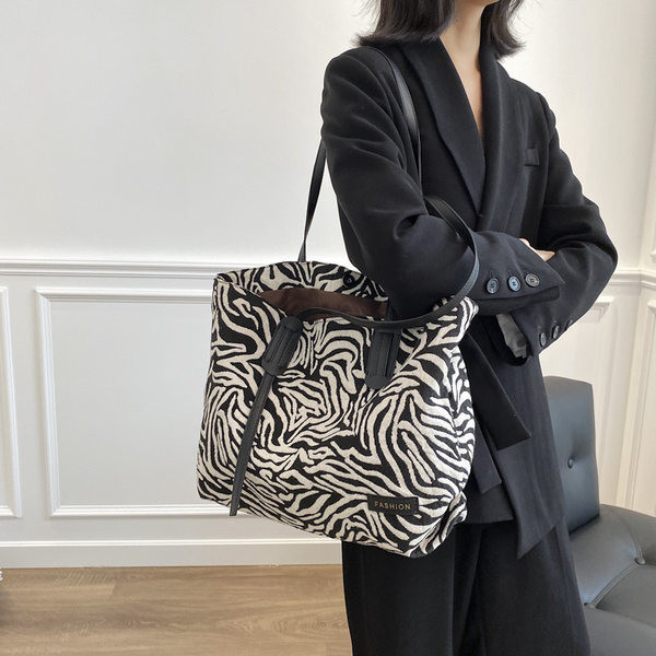 Καθημερινή γυναικεία τσάντα ώμου σε μαύρο και άσπρο χρώμα