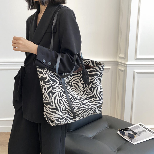 Καθημερινή γυναικεία τσάντα ώμου σε μαύρο και άσπρο χρώμα