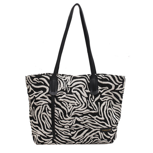 Καθημερινή γυναικεία τσάντα ώμου σε μαύρο και άσπρο χρώμα