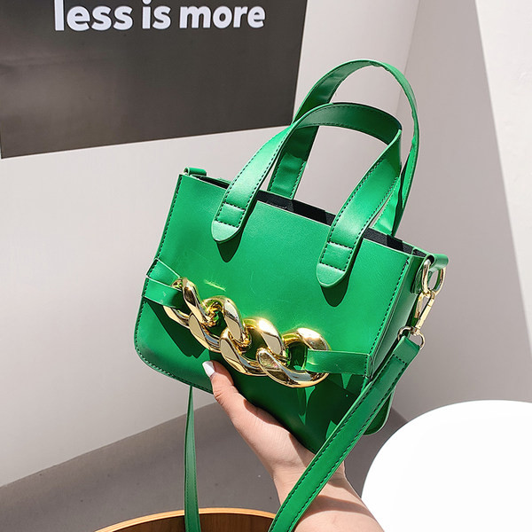 Geanta mica din piele cu doua manere si decor metalic