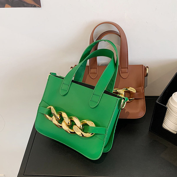 Geanta mica din piele cu doua manere si decor metalic