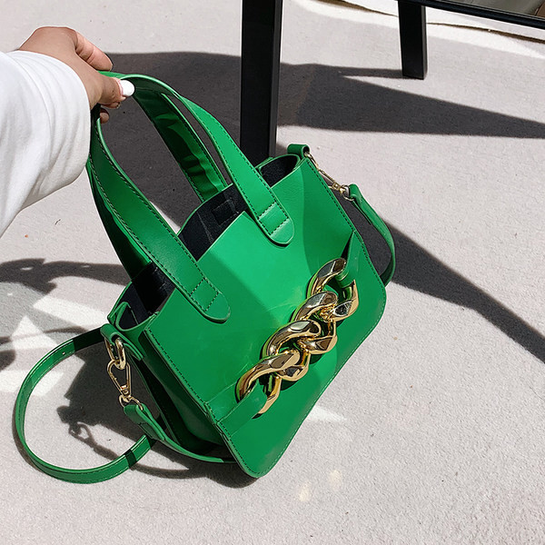 Geanta mica din piele cu doua manere si decor metalic