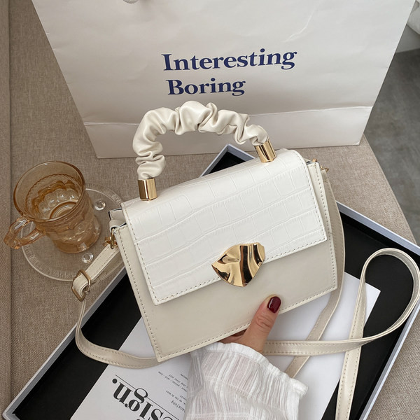 Geanta de dama eleganta cu inchidere metalica si doua manere