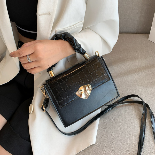 Geanta de dama eleganta cu inchidere metalica si doua manere