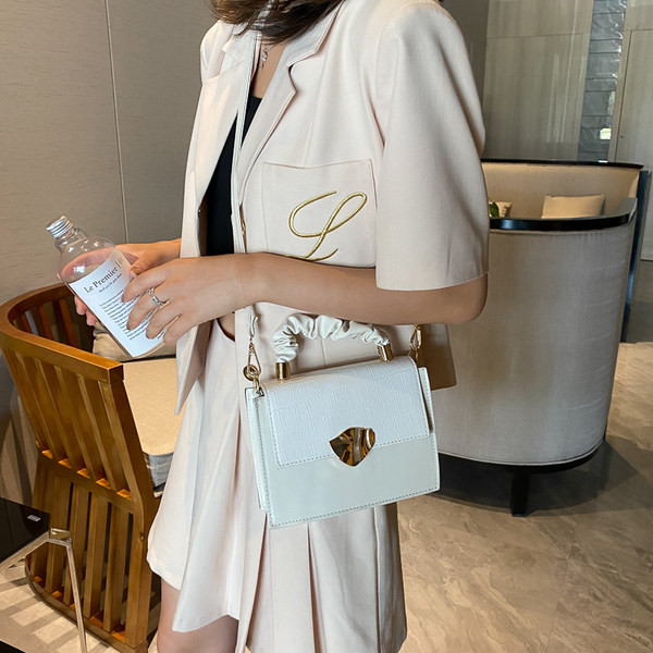 Geanta de dama eleganta cu inchidere metalica si doua manere