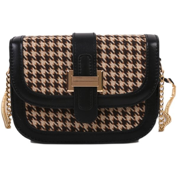 Moteriška rankinė su metaliniu užsegimu su grandinėle